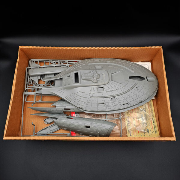 Monogram 1-670 USS Voyager NCC-74656 Open Box Complete w JT Graphics Decals Stash Sale