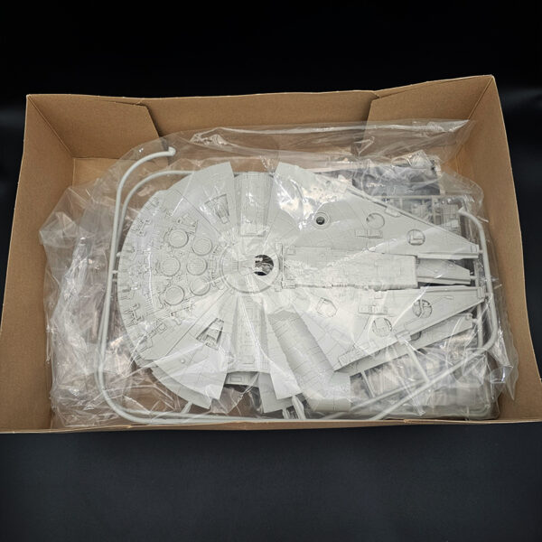 Revell 1-72 Millennium Falcon 06718 Open Box Complete Box Top Damaged Stash Sale