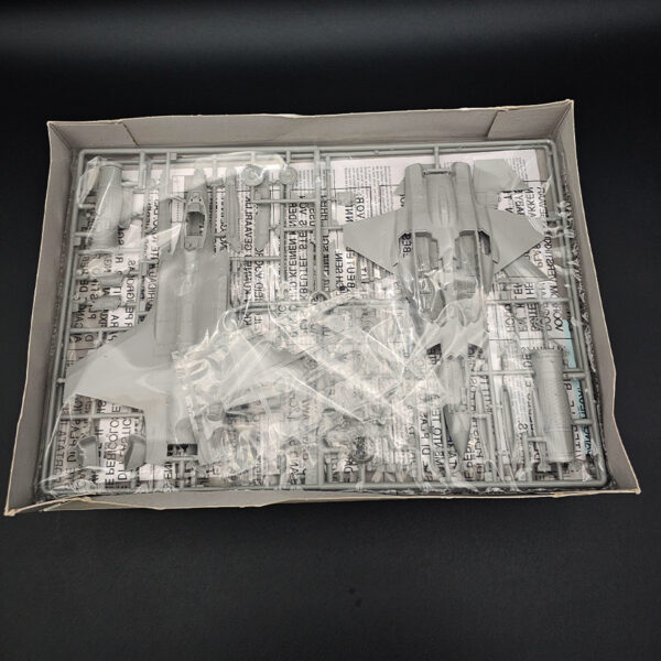 Italeri 1/72 F-35A Lightning II aircraft model kit open box complete