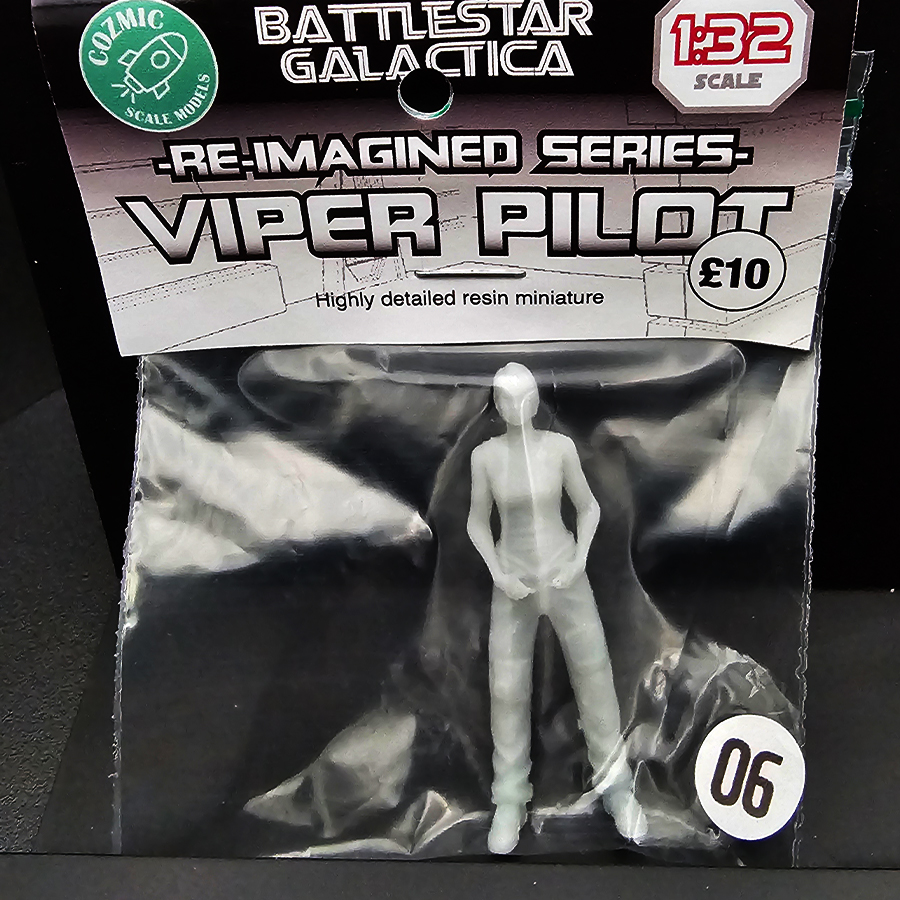 Cozmic Scale Models 1/32 Battlestar Galactica re-imagined Viper Pilot 06 figure kit box and parts